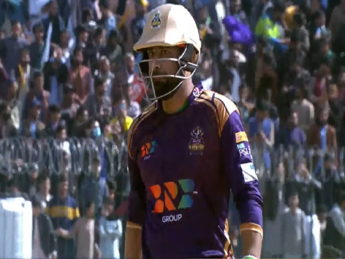 इफ्तिखार अहमद ने खेल मंत्री वहाब रियाज के 1 ओवर में ठोके 6 छक्के, देखें VIDEO